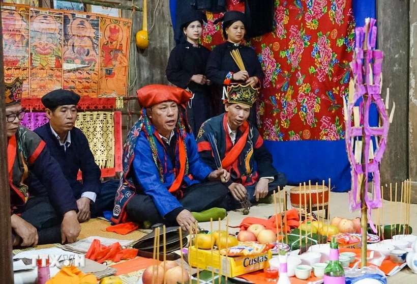 Làng Văn hóa là nơi tập trung tái hiện gìn giữ, phát huy và khai thác các di sản văn hóa truyền thống của 54 dân tộc Việt Nam. (Ảnh: TTXVN)