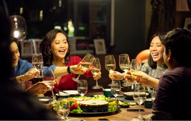 'Tiệc trăng máu' chính thức đặt chân vào 'Câu lạc bộ trăm' phim Việt có doanh thu trên 100 tỷ đồng. (Ảnh: Lotte Entertainment) 