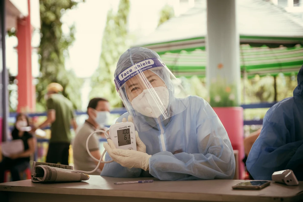 MC Quỳnh Hoa hỗ trợ đo huyết áp cho người dân trong một chuyến tình nguyện. (Ảnh: Michael Neo/Facebook nhân vật)