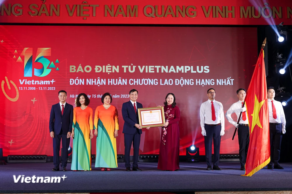 Ban phụ trách Báo Điện tử VietnamPlus nhận Huân chương Lao động Hạng Nhất và Bằng khen của Chủ tịch nước. (Ảnh: PV/Vietnam+)