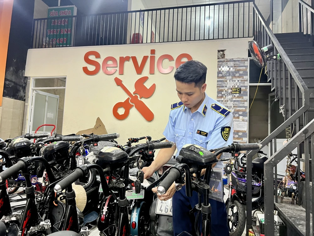 Lực lượng Quản lý Thị trường kiểm tra xe đạp điện. (Ảnh: PV/Vietnam+)