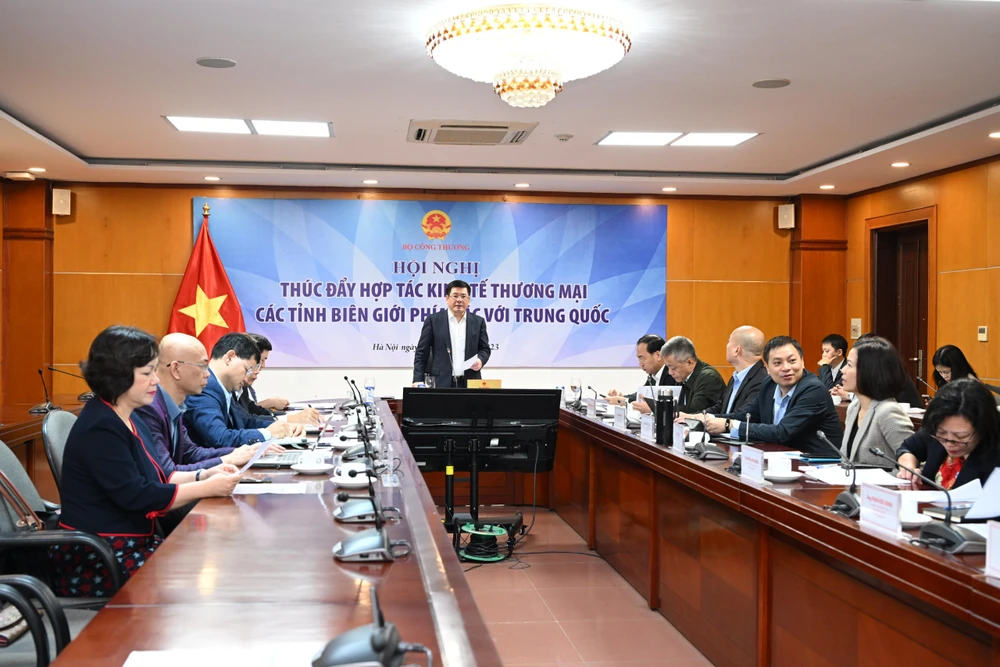 Bộ trưởng Nguyễn Hồng Diên chủ trì hội Thúc đẩy hợp tác kinh tế thương mại các tỉnh biên giới phía Bắc với Trung Quốc. (Ảnh: PV/Vietnam+)