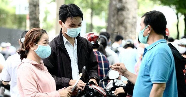 Hà Nội khuyến khích người dân tiếp tục đeo khẩu trang khi đi đến các khu vực công cộng, khu vực đông người. (Ảnh: TTXVN)