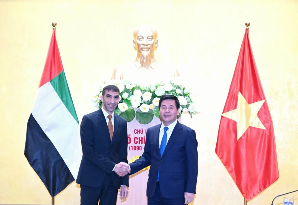 Bộ trưởng Bộ Công Thương Nguyễn Hồng Diên làm việc với ông Thani bin Ahmed Al Zeyoudi, Quốc vụ khanh phụ trách Thương mại Quốc tế, Bộ Kinh tế UAE. (Ảnh: PV/Vietnam+) 