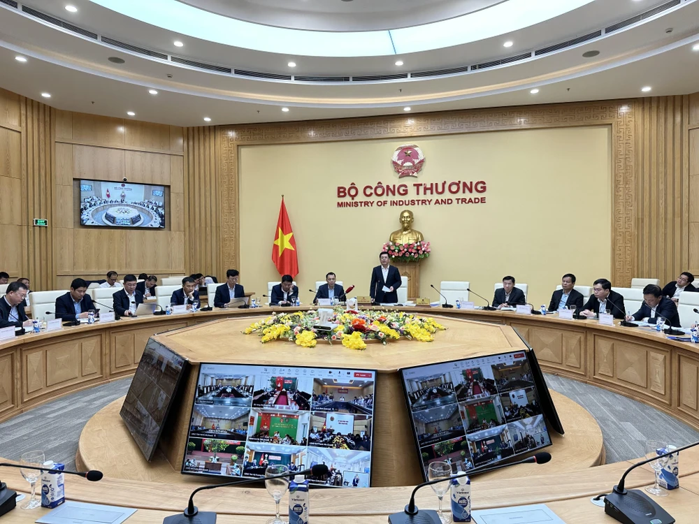 Bộ trưởng Nguyễn Hồng Diên họp đánh giá, kiểm điểm tiến độ đường dây 500kV mạch 3 từ Quảng Trạch đến Phố Nối. (Ảnh: Đức Duy/Vietnam+)
