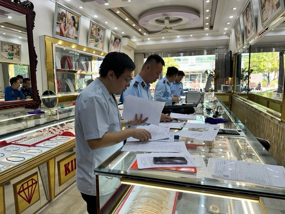 Quản lý Thị trường Quảng Ninh phối hợp với Ngân hàng Nhà nước kiểm tra hoạt động kinh doanh vàng tại Móng Cái. (Ảnh: PV/Vietnam+)