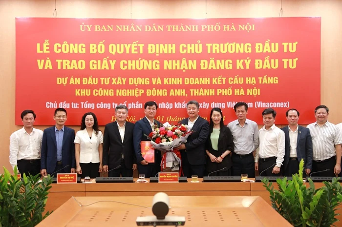 Phó Chủ tịch Ủy ban Nhân dân thành phố Hà Nội Nguyễn Mạnh Quyền cùng lãnh đạo các Sở, ngành tặng hoa chúc mừng Nhà đầu tư. (Ảnh: CTT Hà Nội) 