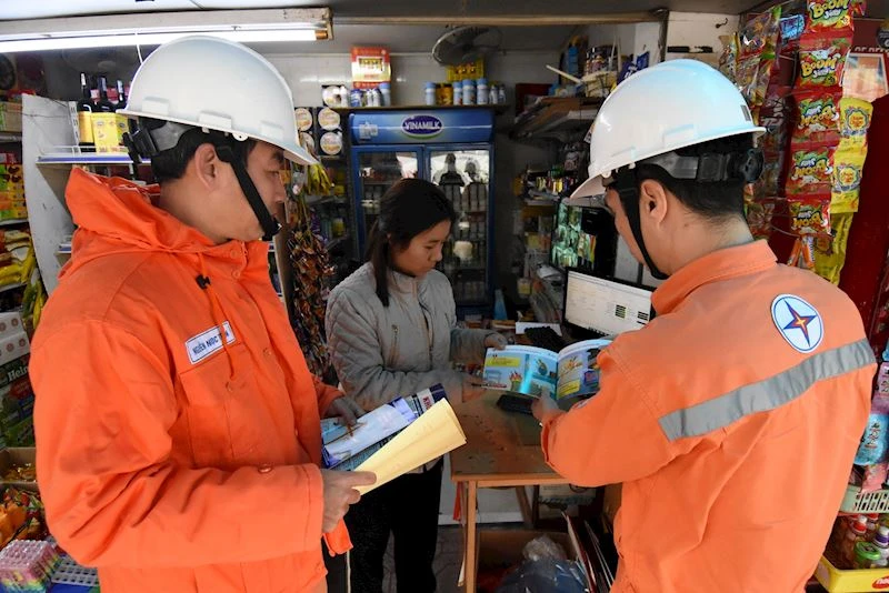 Nhân viên evnhanoi tuyên truyền các giải pháp tiết kiệm điện. (Ảnh: evnhanoi)