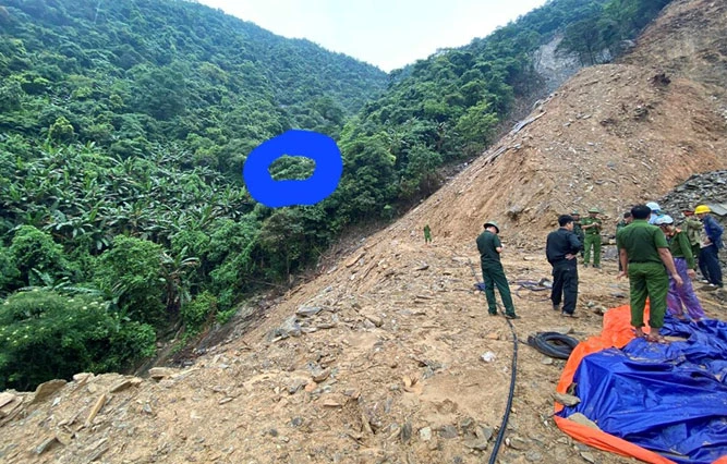Lũ quét khiến một số công nhân đang trú mưa gần công trình thi công đường dây 500 KV mạch 3 trên địa bàn Hà Tĩnh bị thương vong. (Ảnh: PV/Vietnam+)