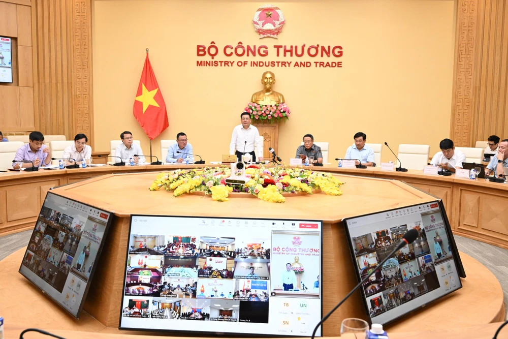 Bộ trưởng Nguyễn Hồng Diên chủ trì buổi làm việc về các dự án điện sử dụng khí thiên nhiên và LNG ngày 24/5, tại Hà Nội. (Ảnh: Đức Duy/Vietnam+)