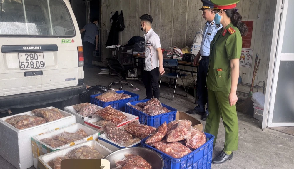 Lực lượng Quản lý Thị trường kiểm tra an toàn thực phẩm. (Ảnh: PV/Vietnam+)
