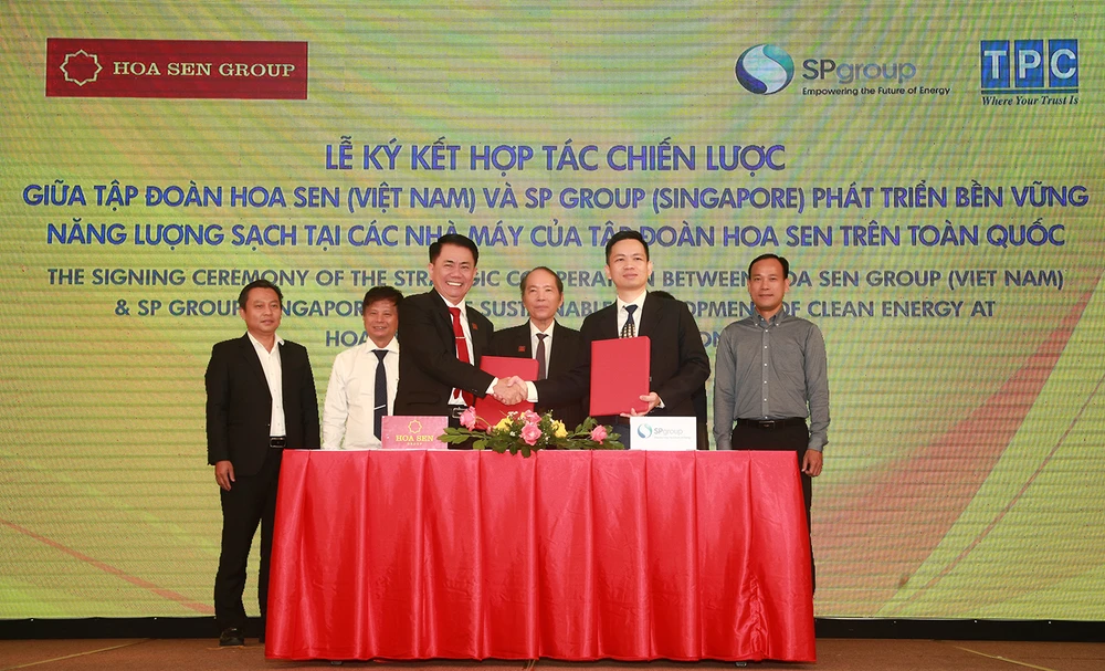 Tập đoàn Hoa Sen và SP Group (Singapore) ký kết hợp tác chiến lược về việc phát triển bền vững năng lượng sạch tại các nhà máy của Tập đoàn Hoa Sen. (Ảnh: PV/Vietnam+)