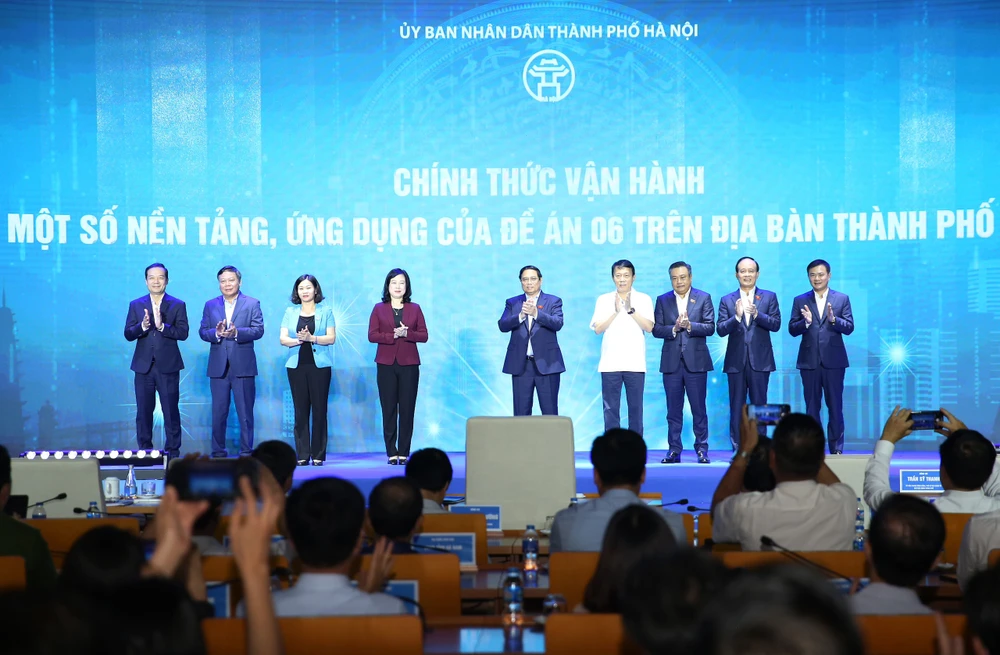 Thủ tướng Phạm Minh Chính, Bộ trưởng Bộ Công an Lương Tam Quang; Bộ trưởng Bộ y tế Đào Hồng Lan cùng lãnh đạo thành phố Hà Nội thực hiện nghi thức kích hoạt vận hành một số nền tảng, ứng dụng của Đề án 06 trên địa bàn thành phố Hà Nội. (Ảnh: PV/Vietnam+)