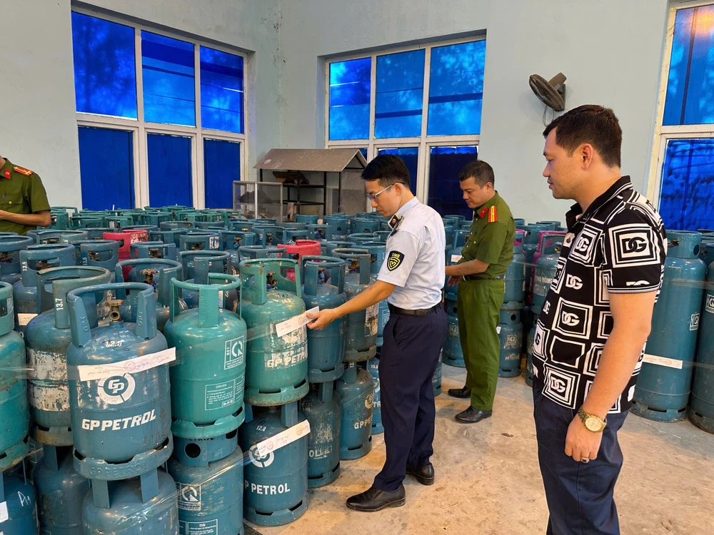 Lực lượng liên ngành tỉnh Bắc Ninh kiểm tra cơ sở san, chiết, nạp khí LPG của ông P.V.Đ tại phường Song Hồ, thị xã Thuận Thành, tỉnh Bắc Ninh. (Ảnh: PV/Vietnam+)