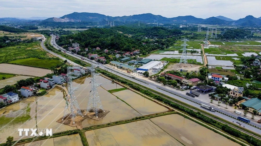 Dự án đường dây 500kV Quỳnh Lưu-Thanh Hóa có chiều dài 92 km, đi qua địa bàn các tỉnh Nghệ An và Thanh Hóa đóng điện ngày 19/8. (Ảnh: TTXVN)