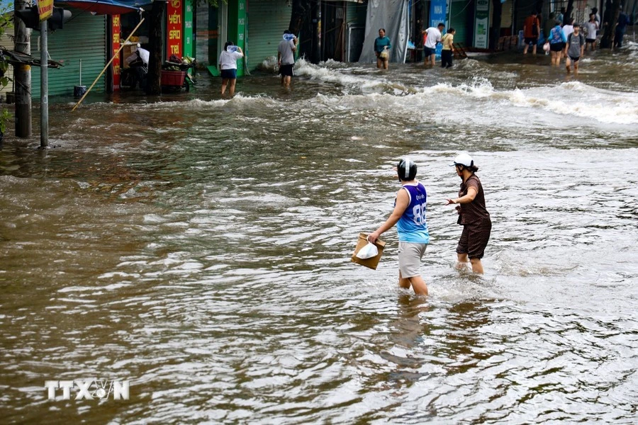 Nước lũ dâng cao gây ngập lụt tại khu vực đường 70, Thanh Trì, Hà Nội. (Ảnh: Minh Hiếu/TTXVN)