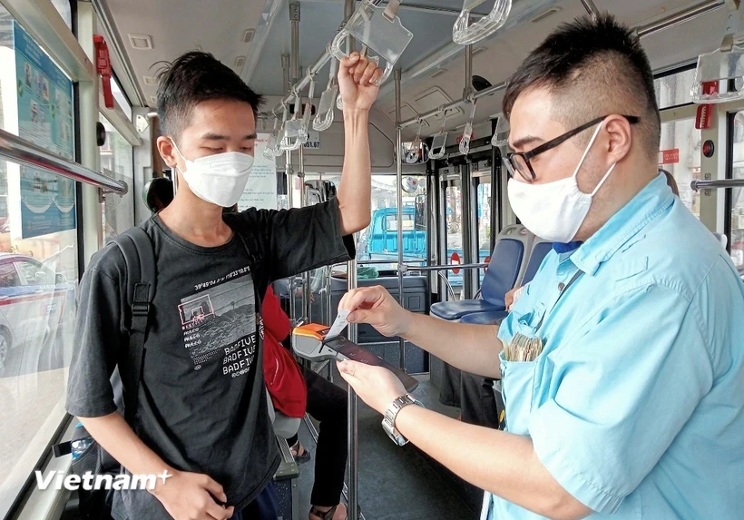 Hà Nội đã thí điểm hệ thống vé điện tử tới nhiều tuyến. (Ảnh: Việt Hùng/Vietnam+)