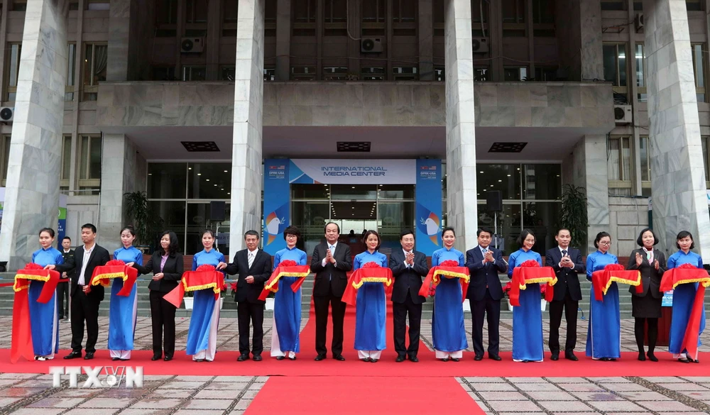 Phó Thủ tướng, Bộ trưởng Bộ Ngoại giao Phạm Bình Minh và các đại biểu cắt băng khai trương Trung tâm Báo chí quốc tế phục vụ Hội nghị Thượng đỉnh Mỹ-Triều Tiên lần thứ hai. (Ảnh: Văn Điệp/TTXVN) 
