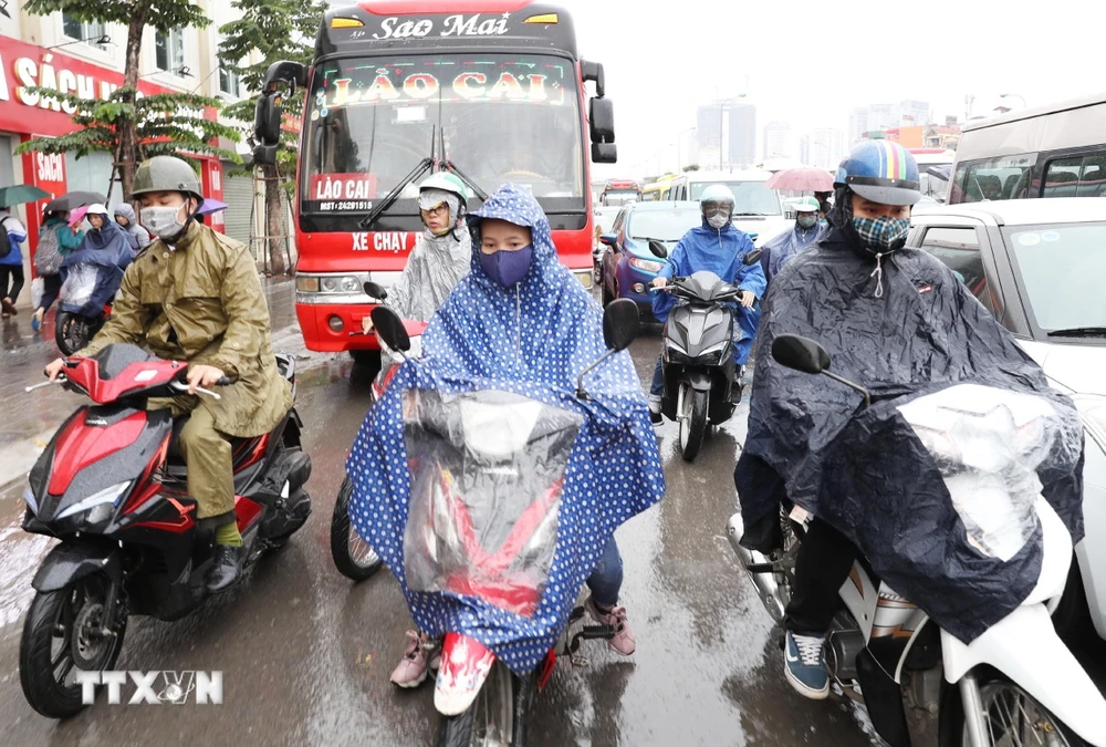 Tình trạng ùn tắc giao thông dó mưa rét tại đường Phạm Văn Đồng, quận Cầu Giấy, Hà Nội. (Ảnh: Lâm Khánh/TTXVN) 