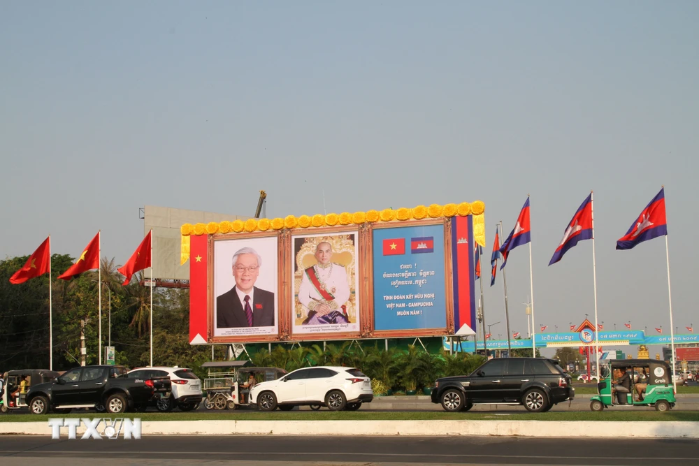 Ảnh Tổng Bí thư, Chủ tịch nước Nguyễn Phú Trọng và Quốc vương Campuchia Norodom Sihamoni được long trọng đặt tại trung tâm Thủ đô Phnom Penh. (Ảnh: Minh Hưng/TTXVN)