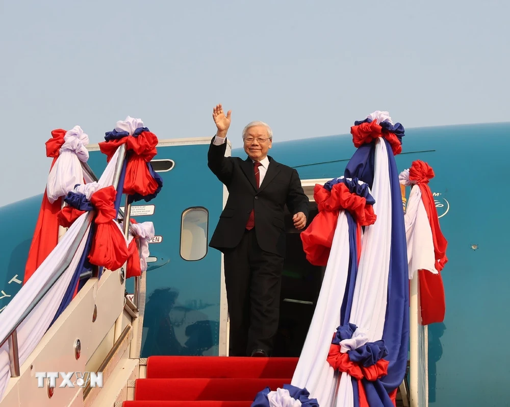 Tổng Bí thư, Chủ tịch nước Nguyễn Phú Trọng đến sân bay quốc tế Wattay, Thủ đô Vientiane. (Ảnh: Trí Dũng/TTXVN) 