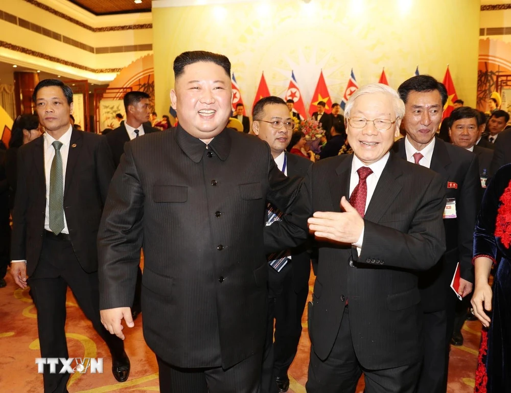 Tổng Bí thư, Chủ tịch nước Nguyễn Phú Trọng tiễn Chủ tịch Triều Tiên Kim Jong-un sau buổi tiệc chiêu đãi tối 1/3. (Ảnh: Trí Dũng/TTXVN) 
