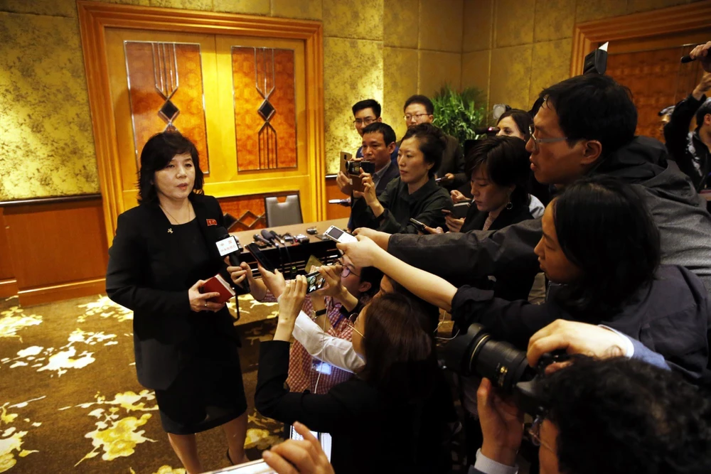 Thứ trưởng Bộ Ngoại giao Triều Tiên Choe Son Hui trả lời các phóng viên báo chí sau họp báo. (Ảnh: Lâm Khánh/TTXVN) 