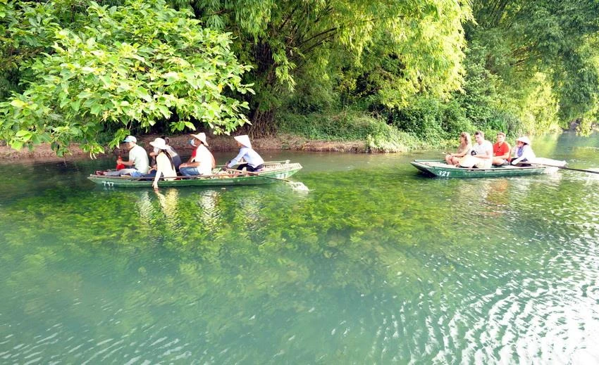 Vẻ đẹp hài hòa của trời, đất, núi, sông ở Tràng An tạo nên một thế giới tự nhiên sống động đầy quyến rũ và thú vị không nơi nào có được. (Ảnh: Minh Đức/TTXVN) 