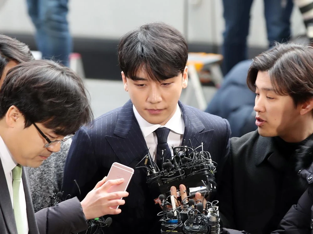 Ca sỹ Seung-ri tới sở cảnh sát ở Seoul, Hàn Quốc, ngày 14/3/2019. (Nguồn: Yonhap/TTXVN) 