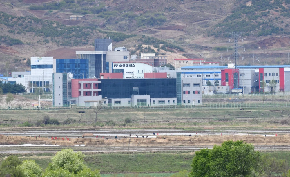 Toàn cảnh Khu công nghiệp chung Kaesong, một trong những biểu tượng hợp tác kinh tế giữa hai miền Triều Tiên. (Nguồn: THX/TTXVN) 