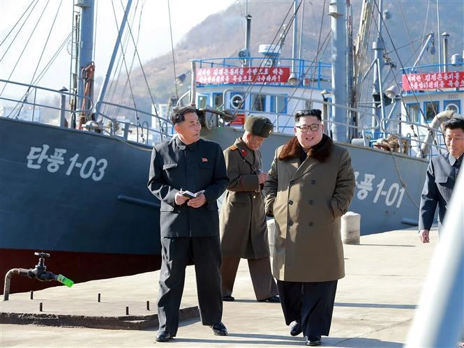 Nhà lãnh đạo Triều Tiên Kim Jong-un thăm một cảng cá vùng biển phía Đông nước này tháng 12/2018. (Nguồn: AFP/TTXVN)