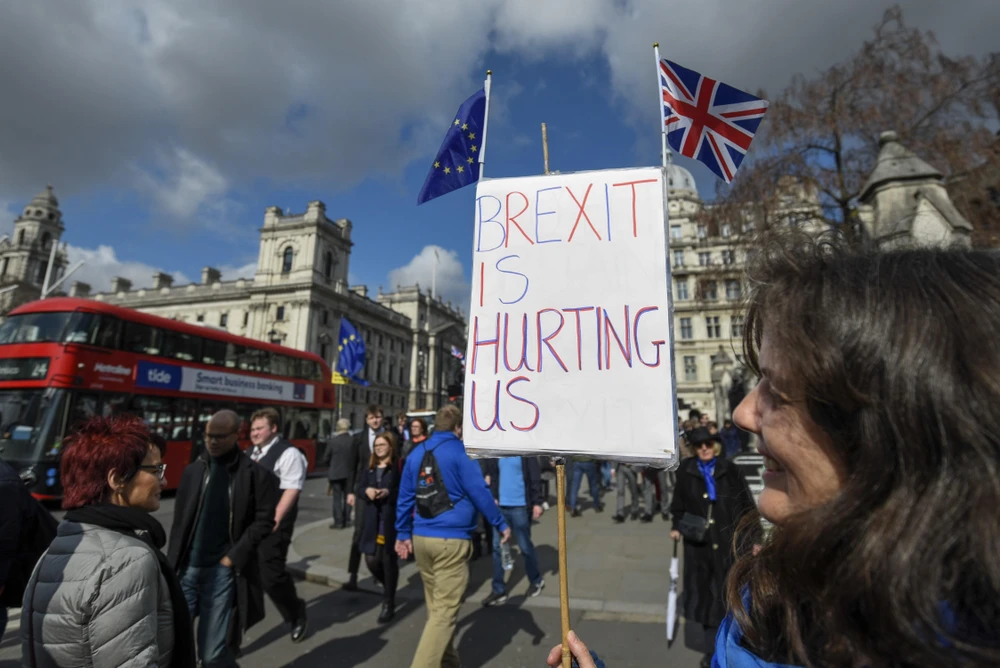 Người dân tuần hành phản đối Brexit bên ngoài tòa nhà Quốc hội ở London, Anh, ngày 19/3/2019. (Nguồn: THX/TTXVN) 
