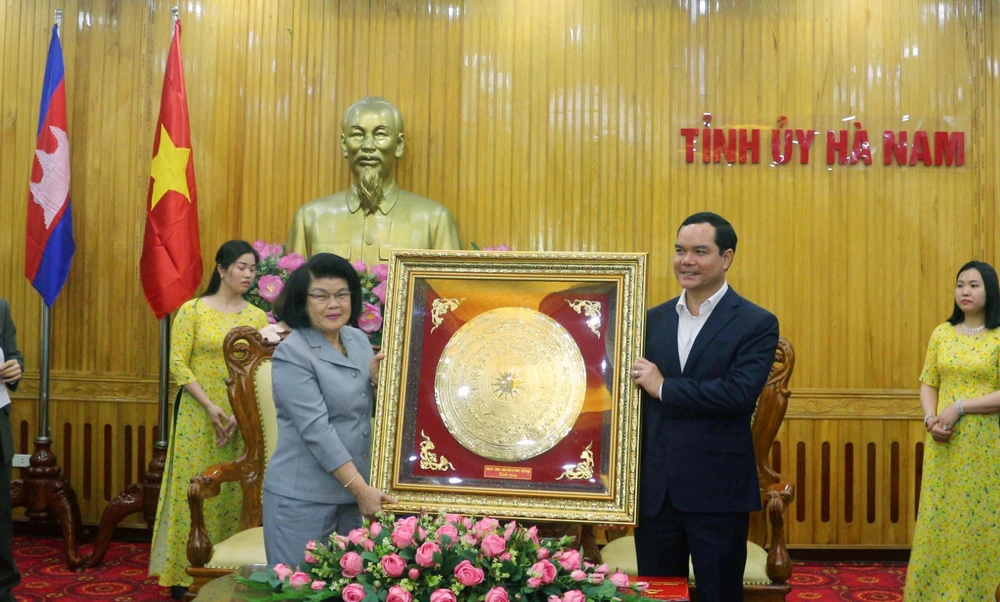 Ủy viên Trung ương Đảng, Bí thư Tỉnh ủy Hà Nam Nguyễn Đình Khang tặng quà lưu niệm Đoàn đại biểu Quốc hội Vương quốc Campuchia. (Ảnh: Thanh Tuấn/TTXVN) 
