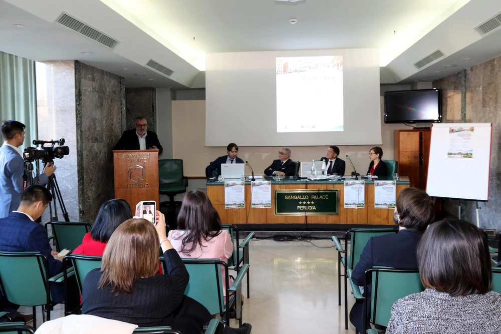 Phó Thị trưởng Perugia Michele Fioroni phát biểu tại Hội thảo. (Ảnh: Ngự Bình/TTXVN) 