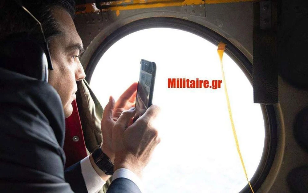Thủ tướng Hy Lạp Alexis Tsipras trên chiếc trực thăng Chinook ngày 28/3/2019. (Nguồn: Militaire/TTXVN) 