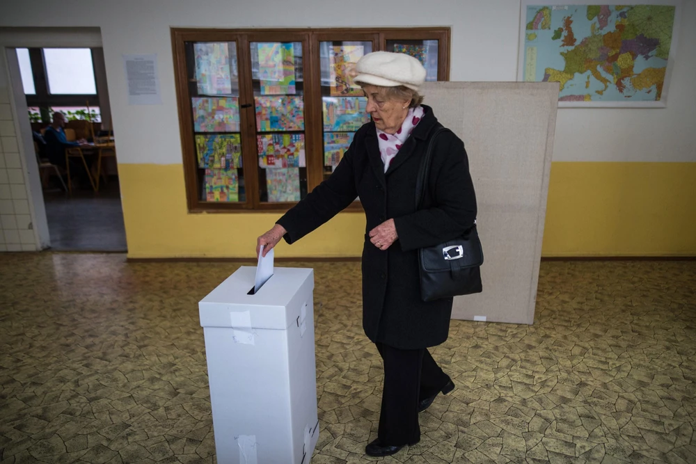 Cử tri Slovakia bỏ phiếu tại một địa điểm bầu cử ở Bratislava, ngày 16/3. (Nguồn: AFP/TTXVN) 