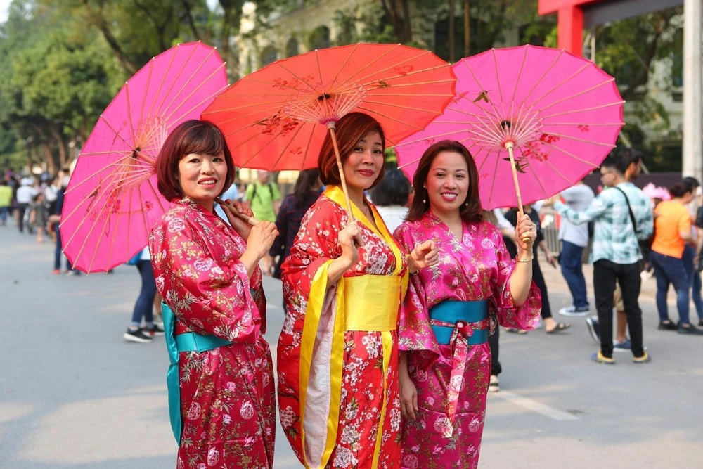 Phụ nữ Việt Nam mặc trang phục truyền thống của Nhật Bản tại lễ hội. (Ảnh: Thành Đạt/TTXVN) 