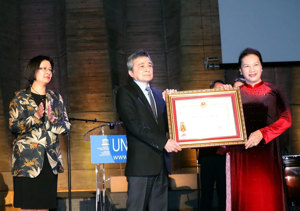Chủ tịch Quốc hội Nguyễn Thị Kim Ngân trao Huân chương Độc lập hạng Nhất lần thứ hai cho Hội người Việt Nam tại Pháp. (Ảnh: Trọng Đức/TTXVN) 