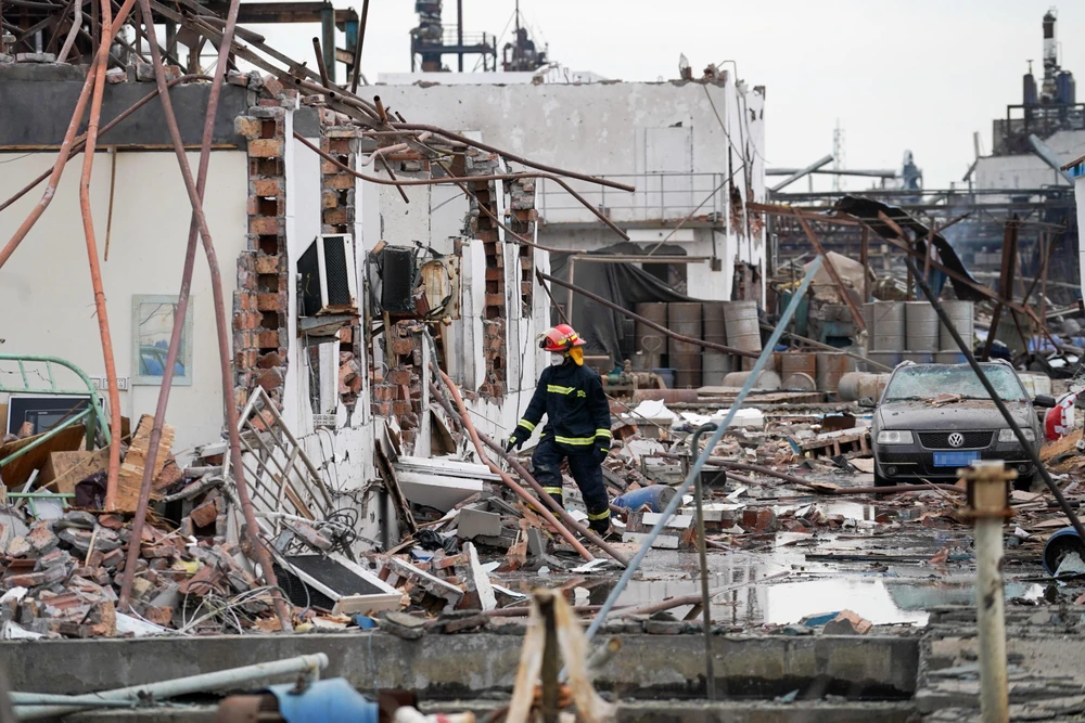 Lực lượng cứu hộ khắc phục hậu quả vụ nổ nhà máy phân bón ở Diêm Thành, Trung Quốc ngày 23/3/2019. (Nguồn: THX/TTXVN) 