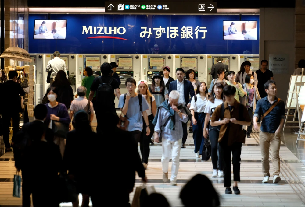 Người dân tại một khu mua sắm ở thủ đô Tokyo, Nhật Bản. (Nguồn: AFP/TTXVN)