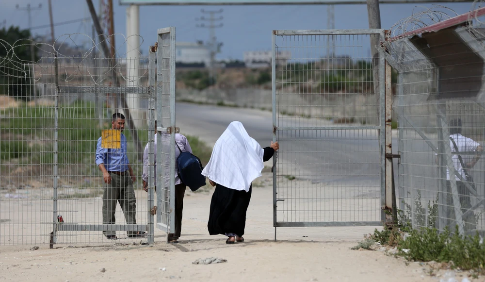Người dân Palestine qua cửa khẩu Erez giữa Israel và Dải Gaza ở Beit Hanun. (Ảnh: AFP/ TTXVN) 