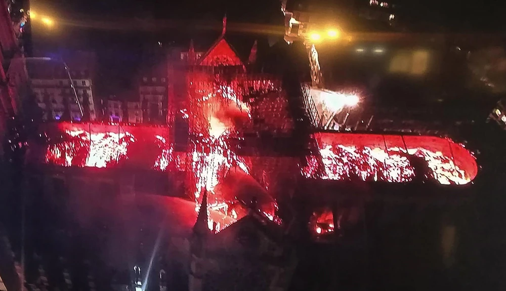Hình ảnh phát trên truyền hình Pháp cho thấy nhà thờ Đức Bà ở Paris chìm trong biển lửa, ngày 15/4/2019. (Nguồn: AFP/TTXVN) 