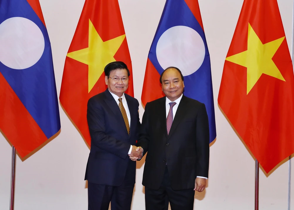 Thủ tướng Nguyễn Xuân Phúc đón Thủ tướng nước Cộng hòa Dân chủ Nhân dân Lào Thongloun Sisoulith. (Ảnh: Thống Nhất/TTXVN) 