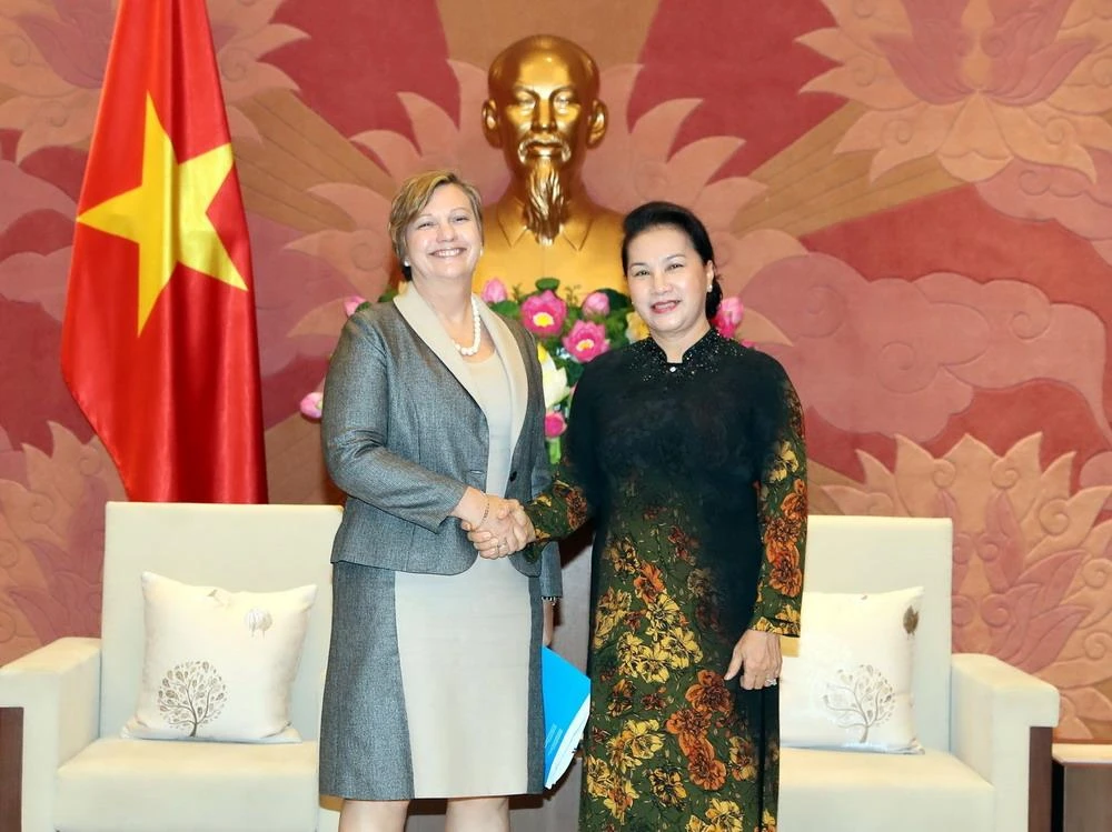 Chủ tịch Quốc hội Nguyễn Thị Kim Ngân và Trưởng đại diện Quỹ nhi đồng Liên hợp quốc tại Việt Nam Rana Flowers. (Ảnh: Trọng Đức/TTXVN) 
