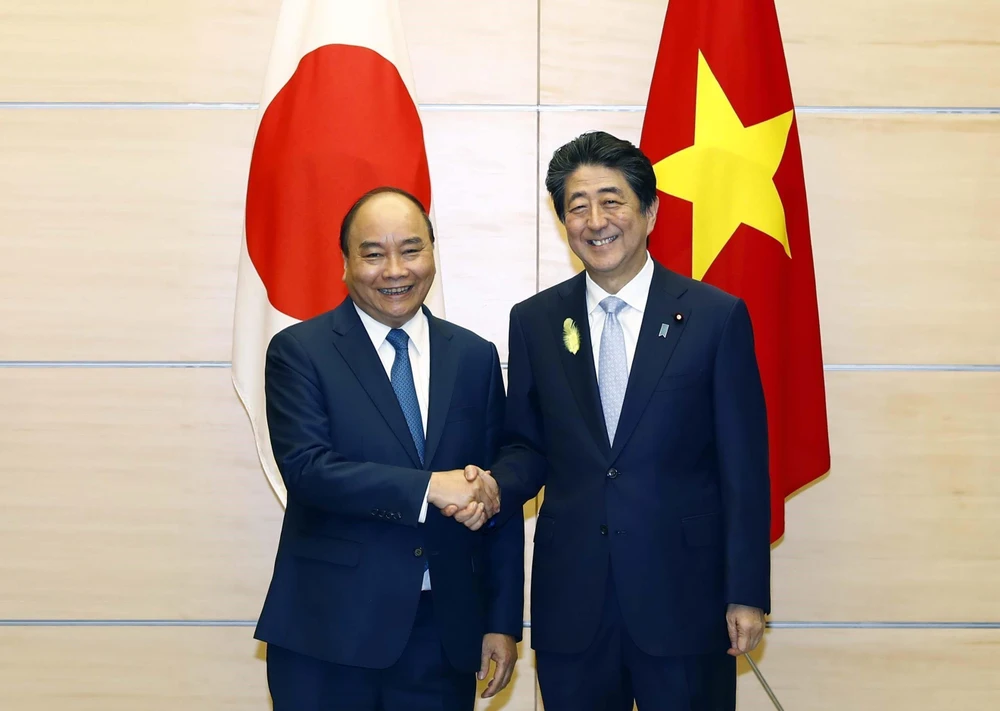 Thủ tướng Nguyễn Xuân Phúc và Thủ tướng Nhật Bản Abe Shinzo. (Ảnh: Thống Nhất/TTXVN)