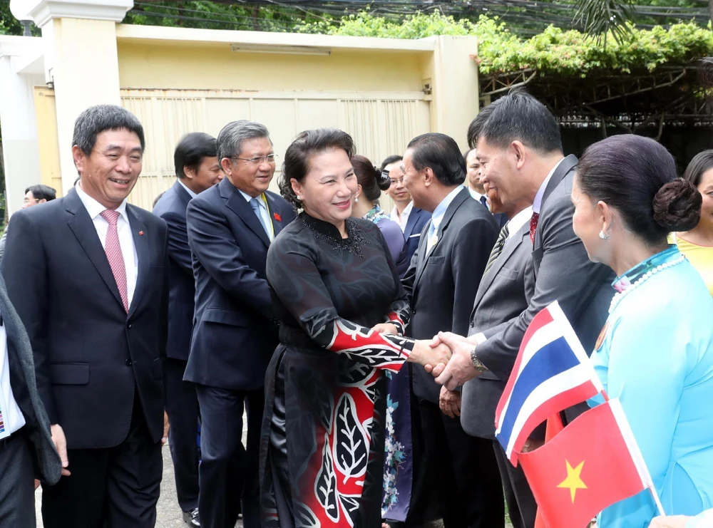 Chủ tịch Quốc hội Nguyễn Thị Kim Ngân với cán bộ nhân viên Đại sứ quán và bà con Việt kiều. (Ảnh: Trọng Đức/TTXVN) 