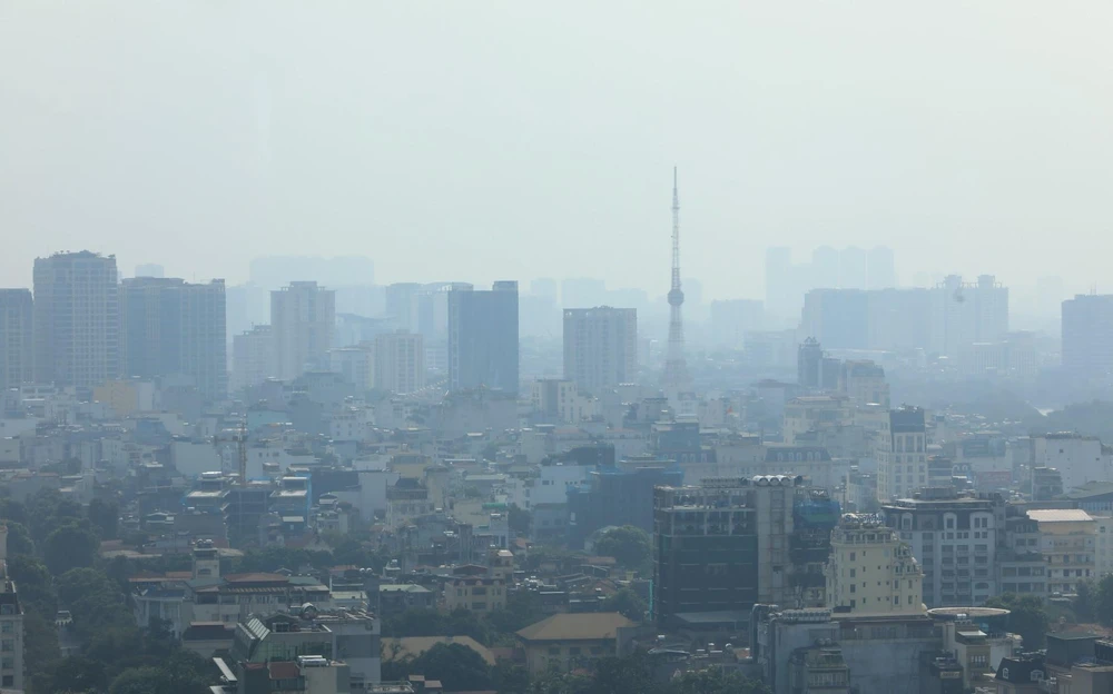 Hiện tượng bụi mịn, sương mù quang học gây ô nhiễm không khí ở Hà Nội lại có xu hướng trở lại. (Ảnh: Thành Đạt/TTXVN) 