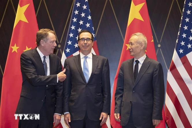 Đại diện Thương Mại Mỹ Robert Lighthizer, Bộ trưởng Tài chính Mỹ Steven Mnuchin và Phó Thủ tướng Trung Quốc Lưu Hạc tại vòng đàm phán thương mại ở Thượng Hải, Trung Quốc ngày 31/7/2019. (Nguồn: AFP/TTXVN) 