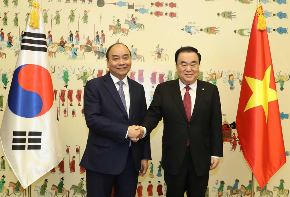 Thủ tướng Chính phủ Nguyễn Xuân Phúc và Chủ tịch Quốc hội Hàn Quốc Moon Hee-sang. (Ảnh: Thống Nhất/TTXVN) 