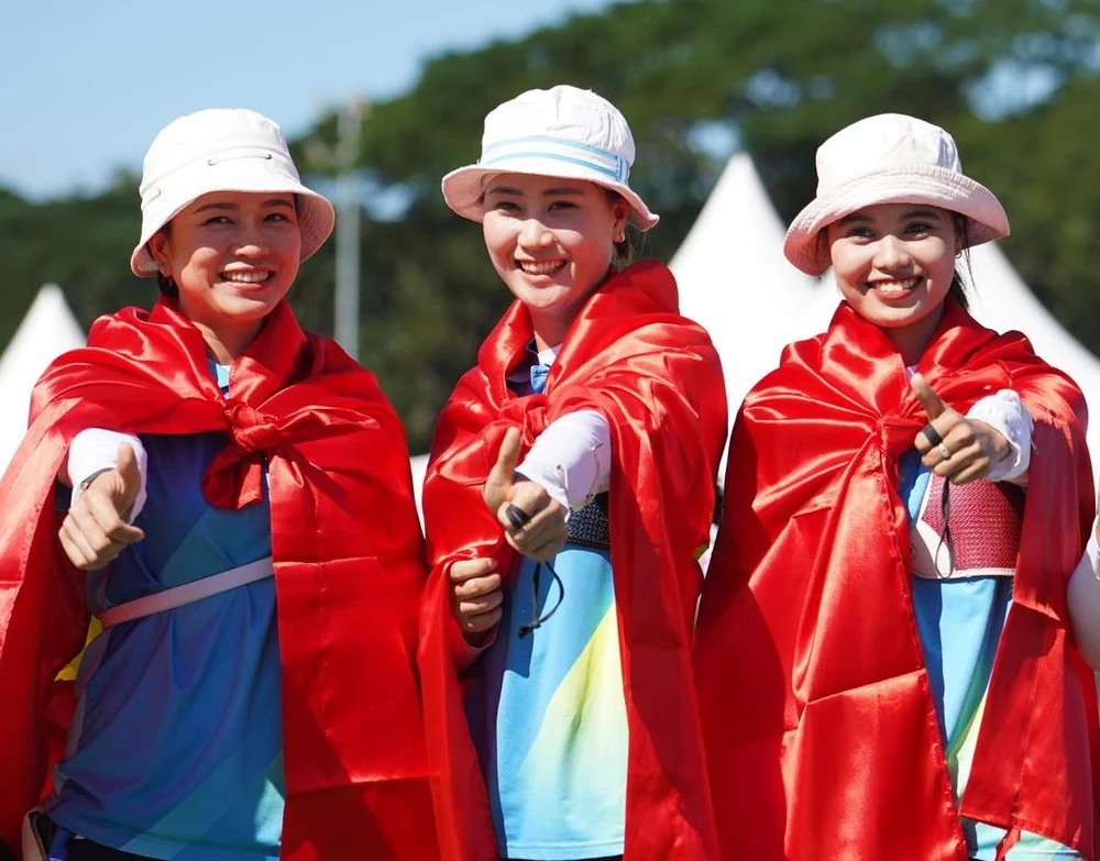 Ba cung thủ Việt Nam trên bục nhận huy chương. (Ảnh: Vietnam+)